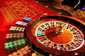 Pengguna bermain live casino melalui perangkat mobile dengan pengalaman nyaman dan interaktif